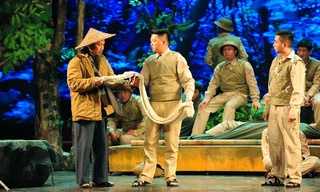 Cảnh trong vở kịch ngắn thuộc chương trình giao lưu nghệ thuật “Vang mãi lời Người về đạo đức cách mạng”