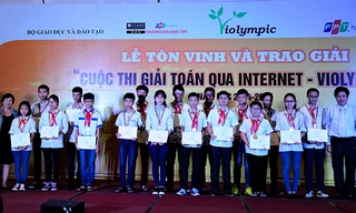 Đại diện ban tổ chức trao chứng nhận cho các em học sinh đoạt giải. Ảnh: X.T