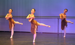 Nữ sinh trường Múa 'phiêu' trong tiết mục thi tốt nghiệp