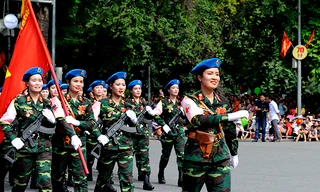 Cận cảnh nhan sắc nữ sĩ quan quân y gây 'sốt' mạng