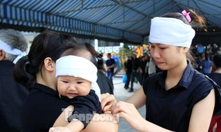 Người nhà thắt khăn tang cho con trai đồng chí Đỗ Mạnh Uy. Ảnh: Trường Phong