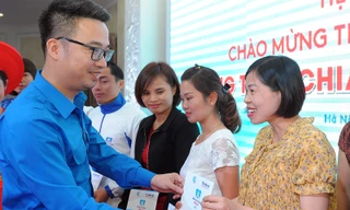 Phó Chủ tịch thường trực T.Ư Hội LHTN Việt Nam Nguyễn Tường Lâm trao tặng Sổ tiết kiệm cho các thầy cô giáo.