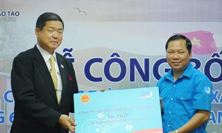 Anh Nguyễn Phi Long nhận tài trợ 26 điểm Trường đẹp cho em