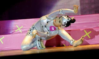 Nữ sinh Đà thành diễn tài năng múa thần rắn