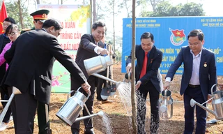 Bí thư T.Ư Đoàn Nguyễn Anh Tuấn cùng lãnh đạo Đảng ủy Khối Doanh nghiệp T.Ư và các đại biểu tham gia trồng cây xanh tại Vườn cây Thanh niên thuộc Khu di tích K9.