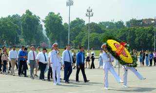 Đoàn đại biểu thanh niên Nga viếng Lăng Chủ tịch Hồ Chí Minh
