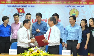 Bí thư T.Ư Đoàn, Chủ tịch T.Ư Hội LHTN Việt Nam Nguyễn Phi Long và Phó trưởng Ban Tôn giáo Chính phủ Trần Tấn Hùng ký kết chương trình. Ảnh: Xuân Tùng