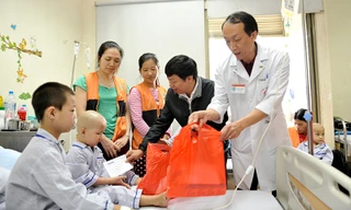 Phó Tổng Biên tập báo Tiền Phong Trần Thanh Lâm và Phó Viện Trưởng Viện huyết học – Truyền máu T.Ư, Bạch Quốc Khánh tặng quà cho các bệnh nhi đang điều trị tại Viện.