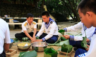 Gói bánh chưng, ăn Tết sớm ở Trường Sa