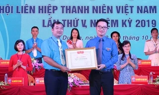 Phó Chủ tịch thường trực T.Ư Hội LHTN Việt Nam Nguyễn Tường Lâm tặng bằng khen cho anh Nguyễn Hồng Sáng - Phó Bí thư Tỉnh đoàn, Chủ tịch Hội LHTN Việt Nam tỉnh Hải Dương. Ảnh: BTC