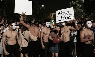 Trên mạng xã hội hoạt động quảng bá gym dịp Noel "ôm trai lạ 6 múi tại phố đi bộ" thu hút sự quan tâm của cộng đồng mạng