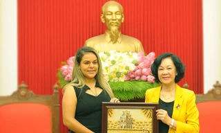 Bí thư T.Ư Đảng, Trưởng Ban Dân vận Trung ương Trương Thị Mai tặng quà lưu niệm Bí thư thứ nhất Đoàn Thanh niên, Thứ trưởng Bộ Văn hóa Venezuela Rodbexa Poleo.