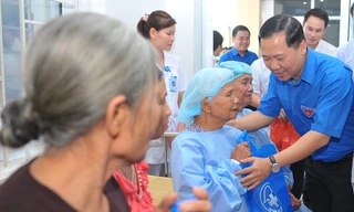 Bí thư T.Ư Đoàn, Chủ tịch T.Ư Hội LHTN Việt Nam Nguyễn Phi Long cùng các đại biểu thăm, tặng quà cho những người được mổ mắt trong chương trình 