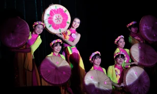 Ngắm nữ sinh Ngoại giao gợi cảm múa Champa, nhảy hiện đại