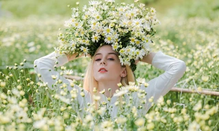 Thiếu nữ phương Tây khoe sắc giữa đồng hoa hoạ mi Hà thành