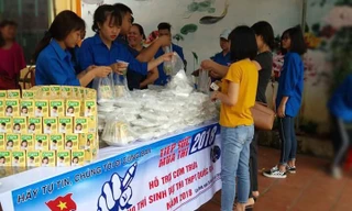 Các tình nguyện viên hỗ trợ phát cơm miễn phí phục vụ thí sinh tại Lộc Bình, Lạng Sơn