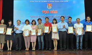 Bí thư T.Ư Đoàn Nguyễn Ngọc Lương và Tổng biên tập báo Tiền Phong Lê Xuân Sơn trao khen thưởng cho các phóng viên, biên tập viên trẻ tiêu biểu