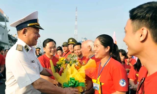 Sáng 25/4, tại Lữ đoàn 125, Quân cảng Hải quân (quận 2, TPHCM), Trung ương Đoàn TNCS Hồ Chí Minh phối hợp Bộ tư lệnh Quân chủng Hải quân tổ chức buổi lễ tiễn đoàn Hành trình “Tuổi trẻ vì biển đảo quê hương” năm 2016 lên đường.