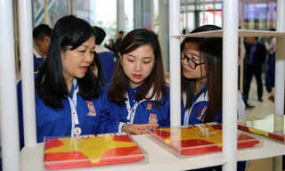 Các đại biểu tham quan những lá cờ hoàn thành nhiệm vụ tại các điểm đảo thuộc huyện đảo Trường Sa của Tổ quốc. Ảnh: Vũ Thành