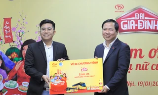 Anh Nguyễn Phi Long, Bí thư T.Ư Đoàn, Chủ tịch Hội LHTN Việt Nam (bên phải) nhận vé tượng trưng từ Tập đoàn Kido.