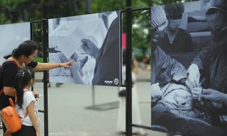 Xúc động gần 100 ảnh về hành trình sinh nở 'Chờ-Đau-Khóc-Chạm-Ti' 