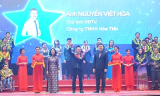 Bà Trương Thị Mai - Ủy viên Bộ Chính trị, Bí thư T.Ư Đảng, Trưởng Ban Dân vận T.Ư và anh Lê Quốc Phong - Ủy viên dự khuyết T.Ư Đảng, Bí thư thứ nhất T.Ư Đoàn trao khen thưởng cho Top 10 doanh nhân trẻ khởi nghiệp xuất sắc nhất