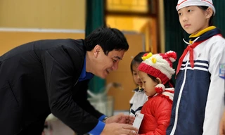 Tặng quà Tết cựu TNXP và học sinh có hoàn cảnh khó khăn