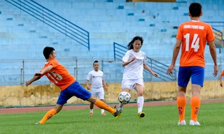 Nữ cầu thủ Minh Nguyệt, Ngọc Châm “so giày” cùng nam nghệ sỹ