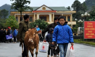 Tặng quà Tết cán bộ, chiến sỹ và đồng bào biên giới