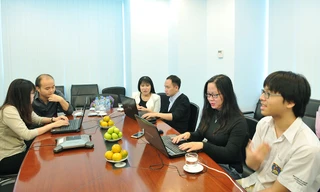 Các đề cử Gương mặt trẻ Việt Nam tiêu biểu giao lưu trực tuyến tại toà soạn báo Vietnamnet.vn chiều 6/3. Ảnh: Xuân Tùng