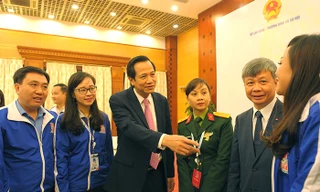 Bộ trưởng LĐ-TB&XH trao đổi với các đại biểu. ẢNh: Xuân Tùng