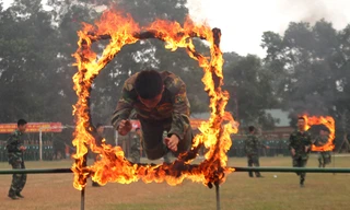 Chiến sĩ Trung đoàn 3 vượt vòng lửa, diễn thể dục có súng
