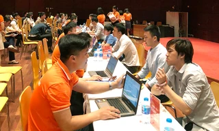 Nhiều bạn trẻ đã tham gia phỏng vấn, ứng tuyển trực tiếp tại chương trình