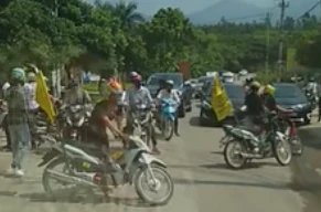 Dân mạng lại 'sục sôi' nhóm thanh niên tự ý chặn đường cho đoàn xe đi