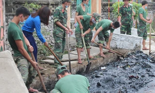Cán bộ, chiến sĩ Trung đoàn BB1 phối hợp với thanh niên địa phương làm vệ sinh môi trường