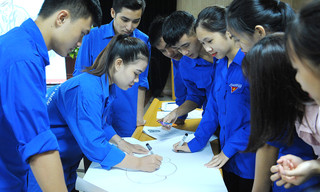 Các đoàn viên thanh niên thực hành phương pháp tư duy sáng tạo. Ảnh: Xuân Tùng
