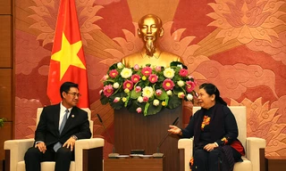 Phó Chủ tịch Thường trực Quốc hội Tòng Thị Phóng tiếp Bí thư T.Ư Đoàn TNNDCM Lào. Ảnh: Xuân Tùng