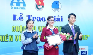 Anh Nguyễn Ngọc Lương, Bí thư Trung ương Đoàn và đại diện Cty CP Interbusline trao Giải nhất
