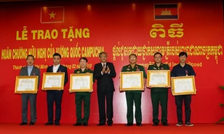 Lễ trao Huân chương của Vương quốc Campuchia. (Ảnh: QK7)