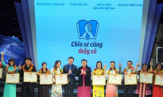 Phó Chủ tịch thường trực Quốc hội Tòng Thị Phóng; Bí thư thứ nhất T.Ư Đoàn, Chủ tịch T.Ư Hội LHTN Việt Nam Lê Quốc Phong trao khen thưởng cho các giáo viên được tuyên dương trong chương trình Chia sẻ cùng thầy cô 2019. Ảnh: Xuân Tùng