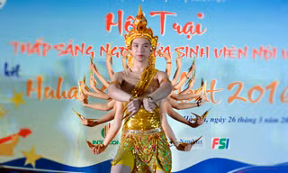 Lóa mắt với màn múa 'pho tượng cổ' của nam sinh ĐH Nội vụ