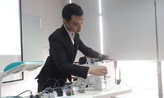 Trưởng nhóm đồ án Dương Hồng Hưng trình bày phần demo sản phẩm Noctopus