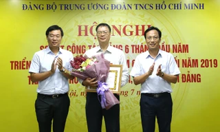 Bí thư thứ nhất T.Ư Đoàn, Bí thư Đảng ủy T.Ư Đoàn Lê Quốc Phong và Phó Bí thư Đảng ủy Khối các cơ quan Trung ương Lại Xuân Lâm trao huy hiệu 30 năm tuổi Đảng cho đồng chí Phan Nguyên Thái. Ảnh: Lâm Đăng Hải