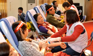 Người dân Hà Nam vượt mưa rét đi hiến máu 