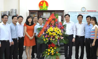Tổng Biên tập báo Tiền Phong , nhà báo Lê Xuân Sơn tặng hoa chúc mừng cán bộ, chuyên viên Hội đồng Đội T.Ư.