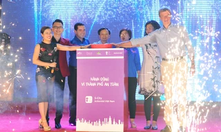 Các đại biểu ấn nút tượng trưng khởi động ứng dụng vì thành phố an toàn cho phụ nữ và trẻ em gái