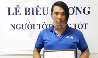 Nam nhân viên vệ sinh trả tiền nhặt được và từ chối tiền khen thưởng