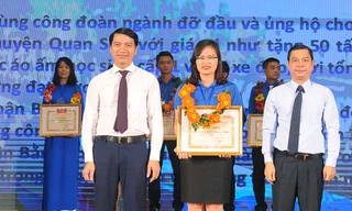 Bí thư T.Ư Đoàn, Chủ tịch Hội đồng Đội T.Ư Nguyễn Ngọc Lương và lãnh đạo tỉnh Vĩnh Phúc tặng Bằng khen của T.Ư Đoàn cho các gương cán bộ, đoàn viên thanh niên xuất sắc