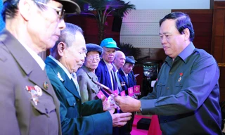 Chủ tịch Hội cựu TNXP Việt Nam Vũ Trọng Kim trao tặng biểu trưng cờ truyền thống cho các ban liên lạc đường 12B