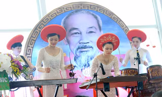 Nghệ sĩ trẻ mang nhạc dân tộc tới sân bay